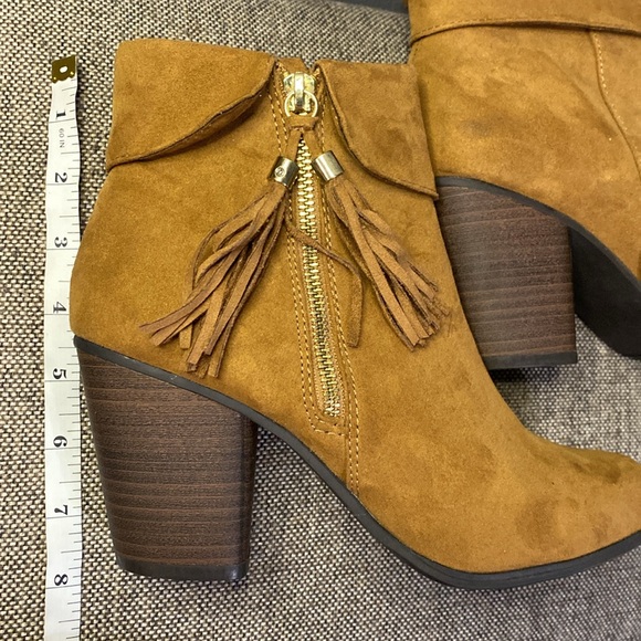 LC Lauren tan suede ankle booties with tassel, size 8 1/2M. - Picture 8 of 11